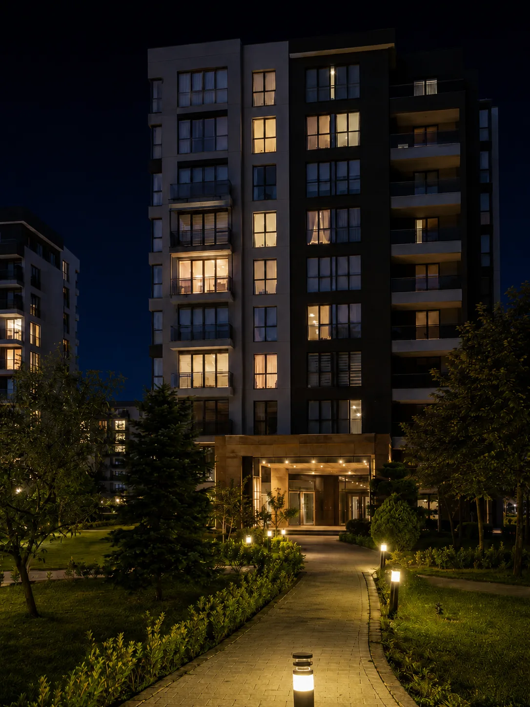 Gece de aydınlatılan site girişi ve ortak alanlar